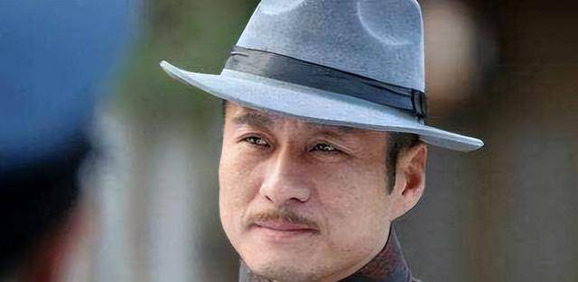 比如,在被父母发现之后,文树新先是佯装说服父母会断绝往来,背地里却