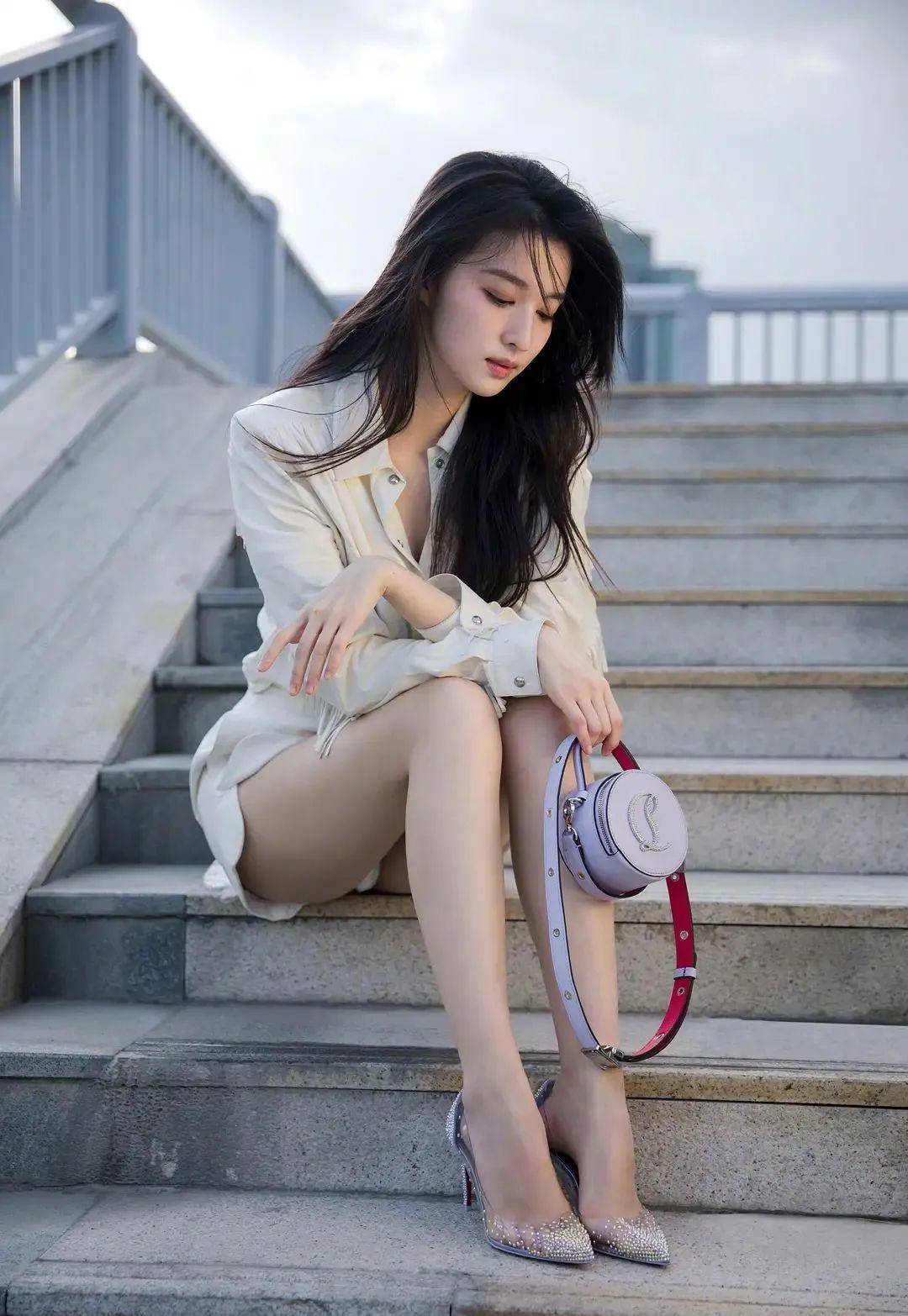 热搜上的王楚然,黑料缠身,被扒得底裤都没了_杨洋_顶流_求锤