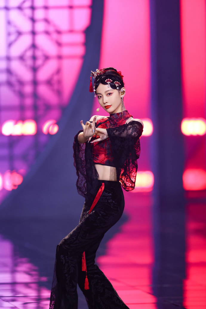 原创张嘉倪穿青花瓷抹身材裙优雅靓丽!