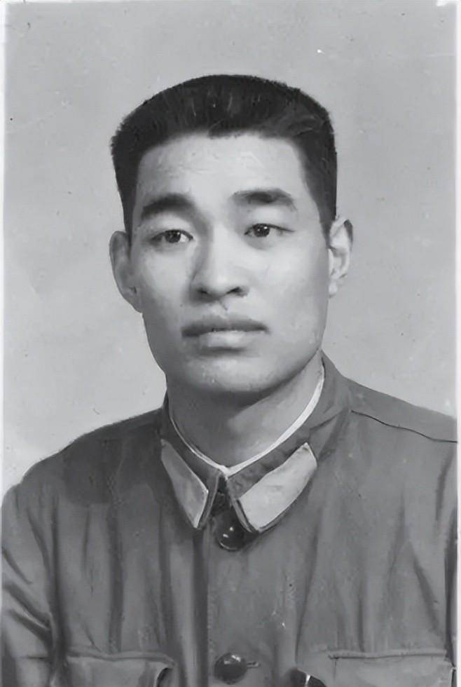 他曾是武汉军区最年轻副政委,被突击提拔,职务与水平很不相称?