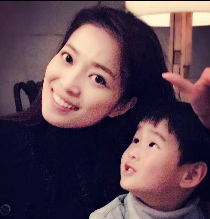 她是东方卫视主持人,当年风光出嫁,离婚后11年给儿子当妈又当爹_伊琳