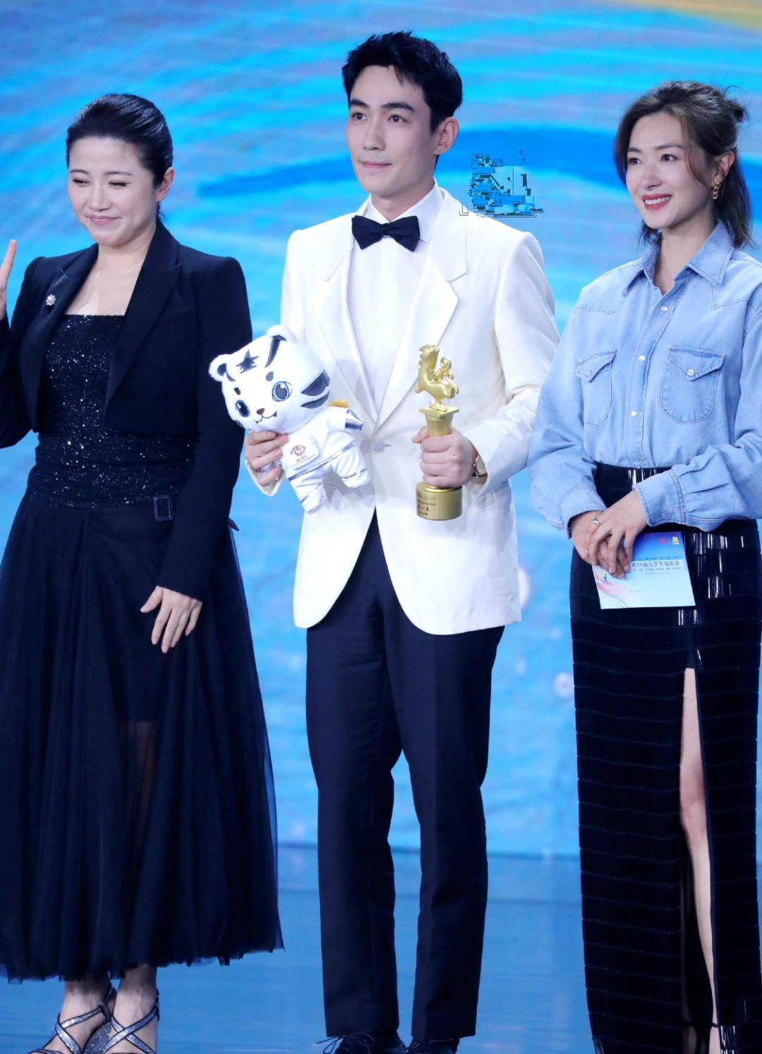 颜丙燕的大饼脸和水桶腰算美女吗?腰围2.