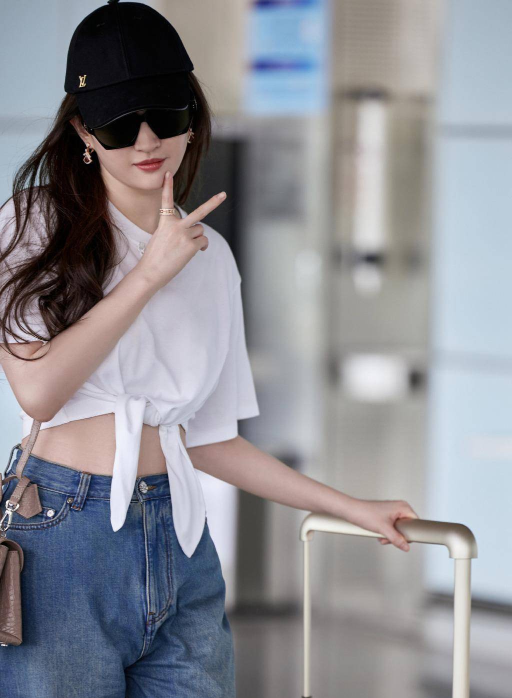 刘亦菲终于换了风格,身穿白色t恤和小蛮腰牛仔裤,看似简单却很高级