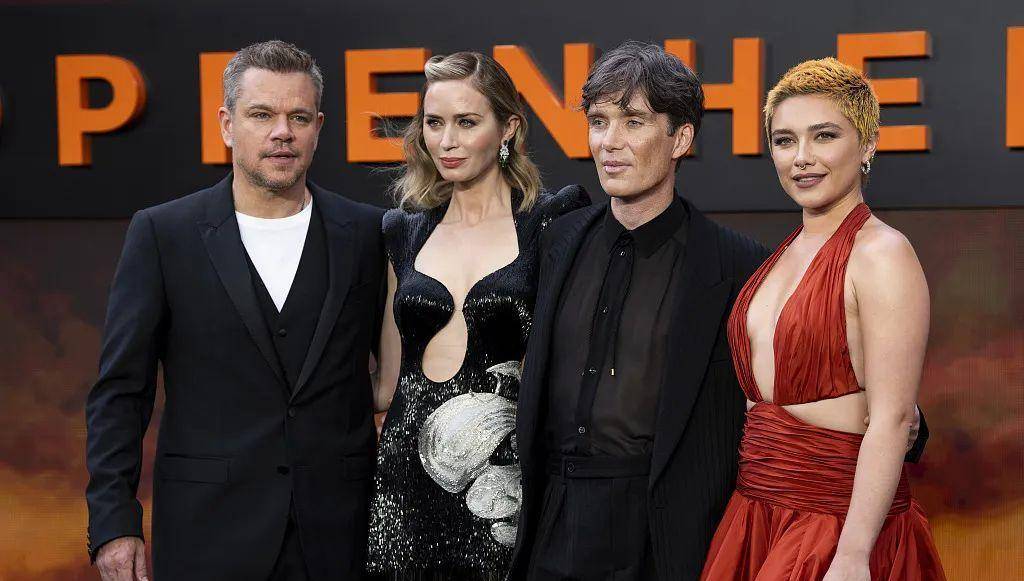 希里安·墨菲饰演奥本海默,艾米莉·布朗特饰演奥本海默的妻子凯瑟琳