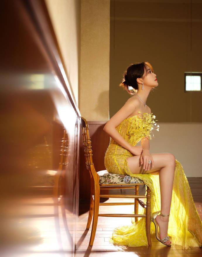 蓝盈莹的亮黄色钻裙熠熠生辉,露出她梦寐以求的水蛇腰和惊人的大长腿!