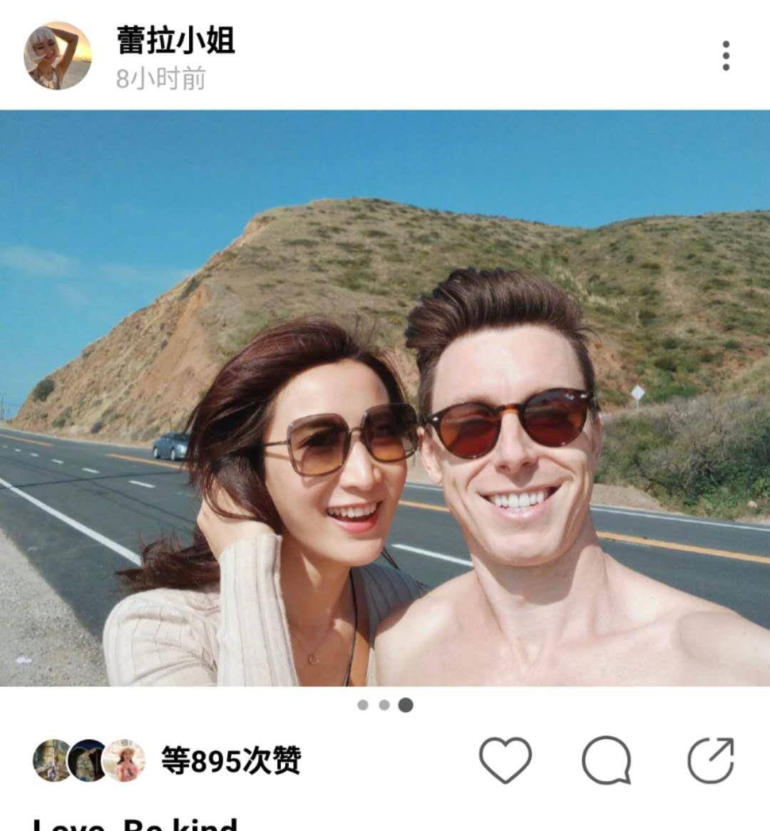 在照片中,许婧的外籍男友并未穿上衣,笑容非常有感染力,充满阳光,让