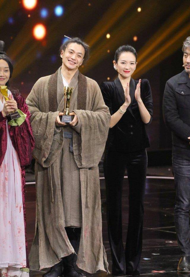 周一围曾是海岩戏的男主角,一直是个实力的男演员,奈何戏火人不火.