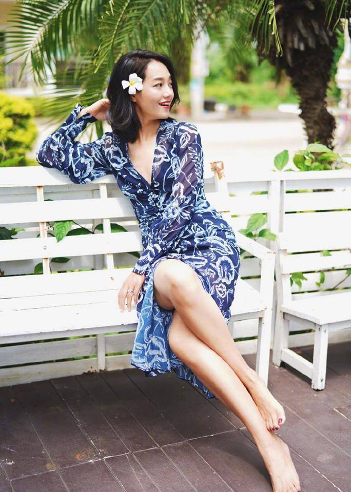 41岁朱丹穿抹身材裙尽显蜂腰长腿,当妈后魅力不减_分析_时尚_知识