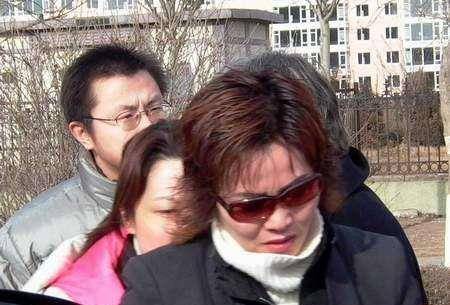 7月11日的下午,刘涌在妻子刘晓津和同伙刘也的陪同下,前往黑河市边检