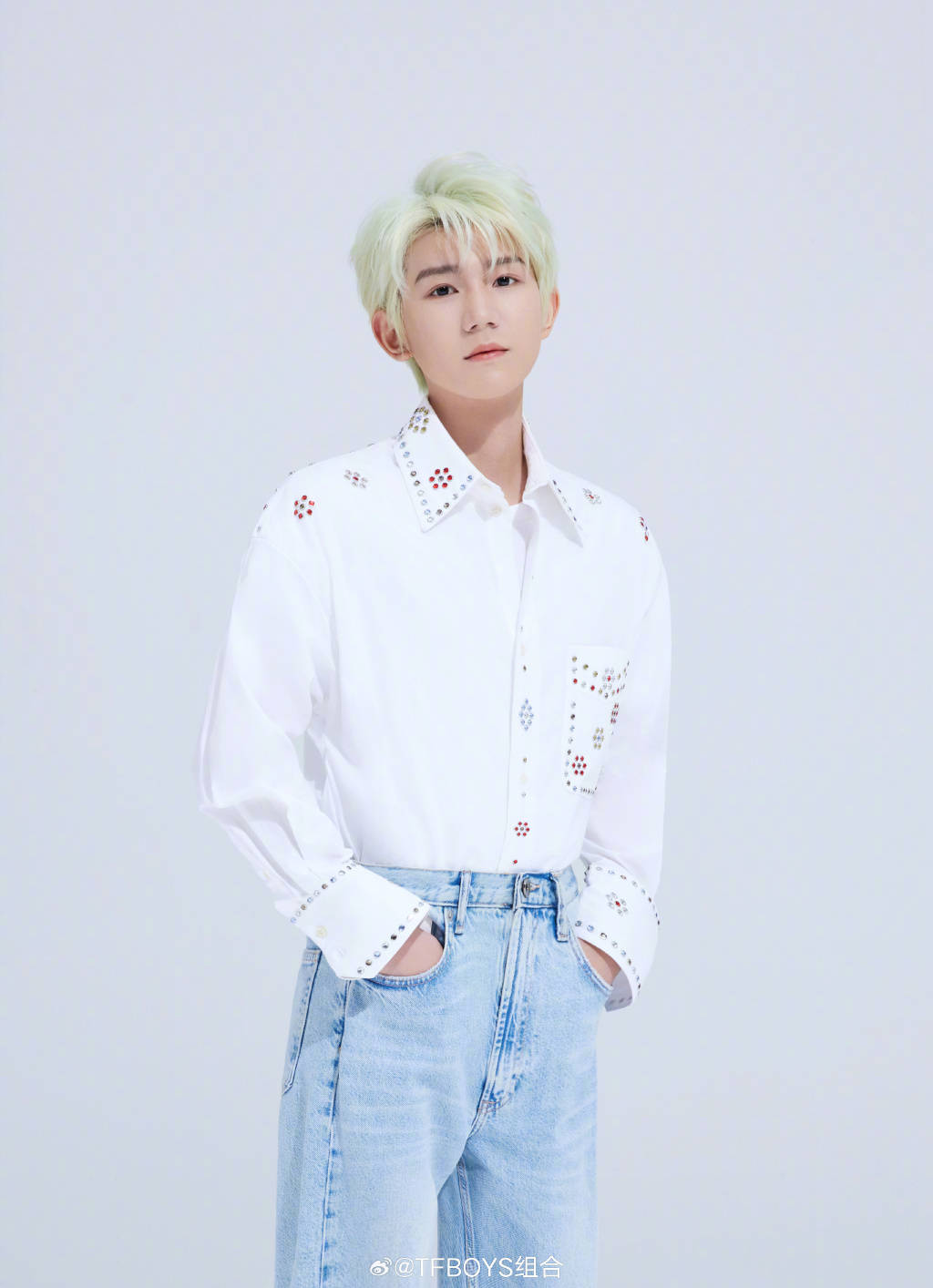 在一次游戏环节中,主持人要求tfboys的三位成员分别选择一个他们喜欢