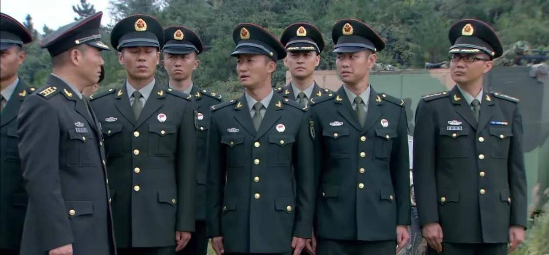 中尉何晨光当兵两年,为何能当上副连职军官_特种部队_新兵营_军衔