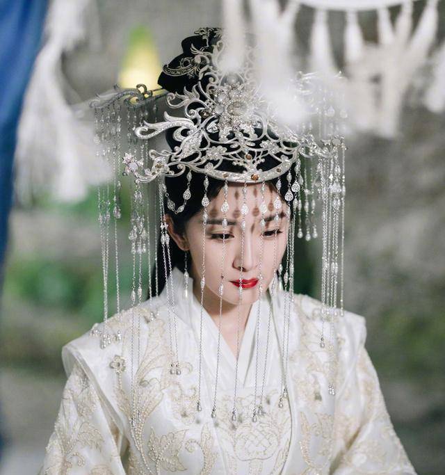《枕上书》阿兰若婚服惊艳,白浅婚服清贵,凤九婚服和东华最般配_帝君