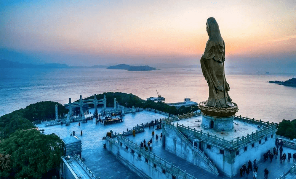 然而,当台风烟花抵达普陀山时,却出现了令人匪夷所思的情景.