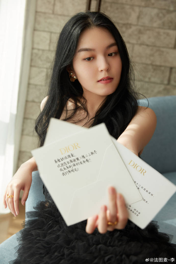 法图麦穿千元网球服陪妈妈打球,身材优越,回国出道后资源颇丰_李咏_美