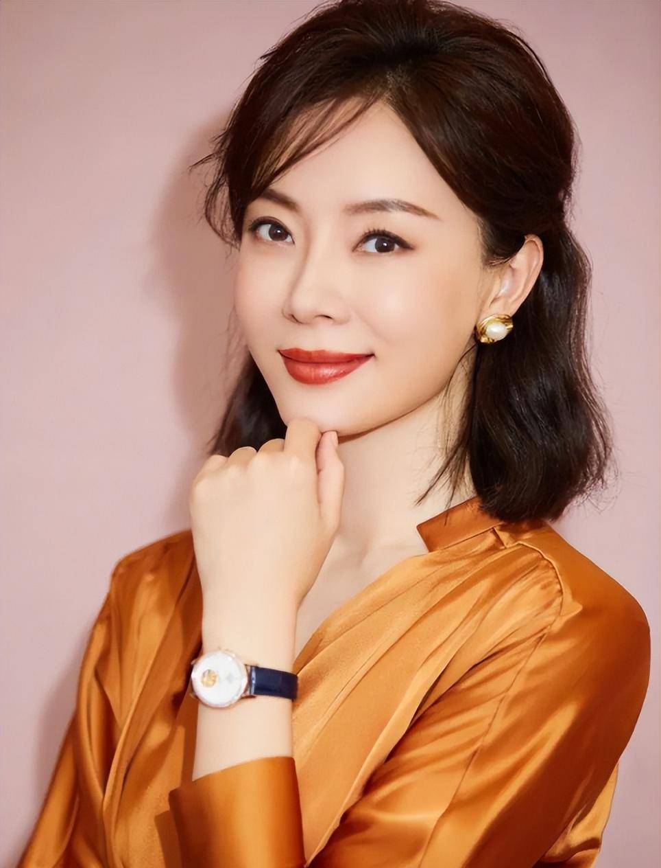 陈数接机回国继子,素颜暴露46岁年龄,20岁继子神似赵又廷_大象_状态