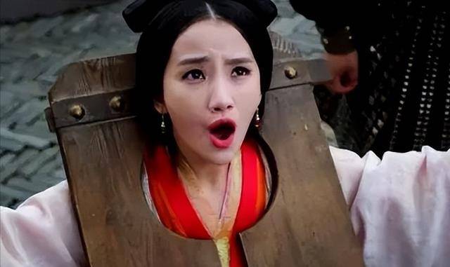 所有要处决的犯人都是被拉到刑场上,在午时三刻的时候斩立决,而在犯人