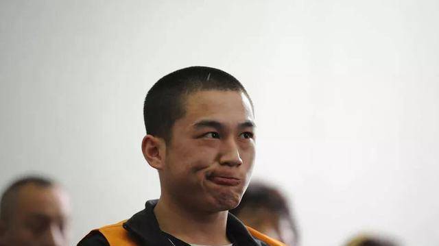 9年前,20岁杀人犯法庭上微笑求死,向法官鞠躬请求:请判我死刑_马金库