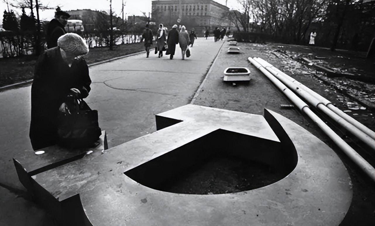 沃伦大惨案:二战期间乌克兰民族主义者报复性屠杀波兰超10万人_利沃夫