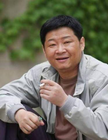 首先咱们看看赵亮跟吴军演的三德子长得有多像!