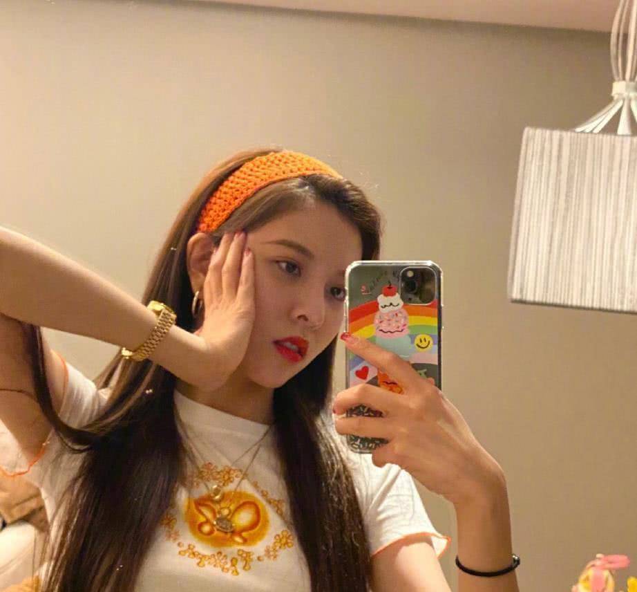 还有就是庆余年里五竹叔的扮演者佟梦实,他因为经常蒙着眼睛给人一种