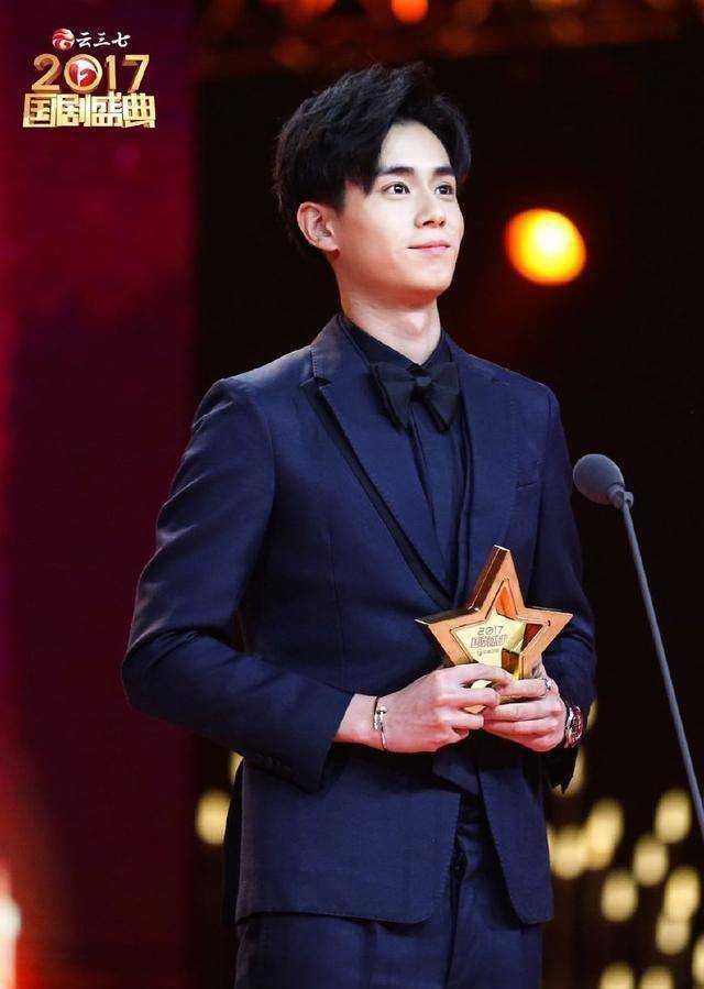 胡一天于2016年参演微电影《猫的树》,正式涉足影视行业.