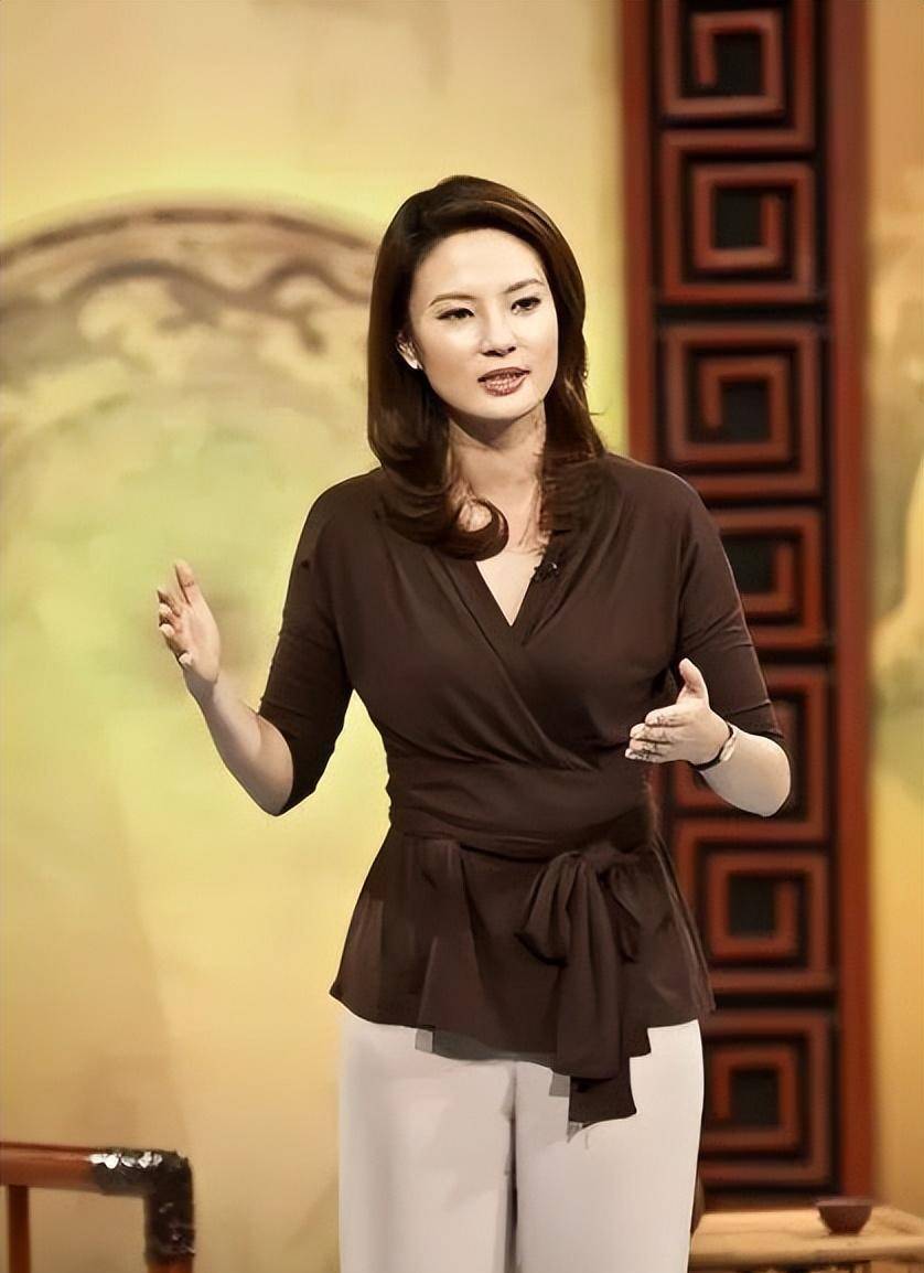 她才是央视"最美女主持人",孔雀裙衬托出高挑身材和气质_芳菲_黑色