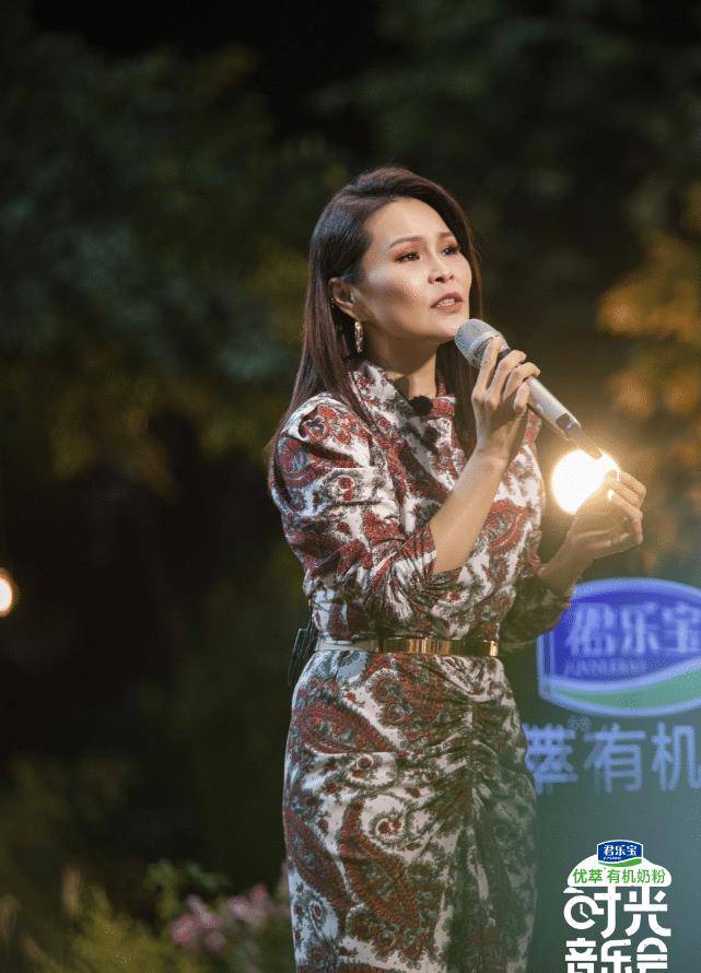 以致后来听过那么多版本的《约定》,王菲的空灵,周惠的柔美,张学友的