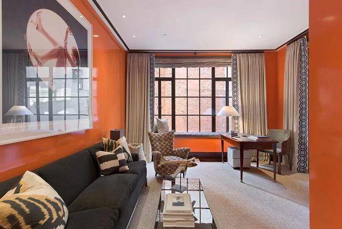 部分墙壁与天花板涂以爱马仕橙高光墙漆,配合着冰川灰哑光暗纹壁纸