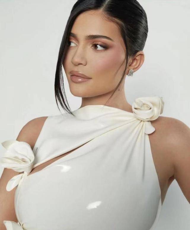 24岁凯莉·詹娜产后首秀,穿牛奶"液体裙"无肚腩,扭腰扶臀婀娜_金小妹