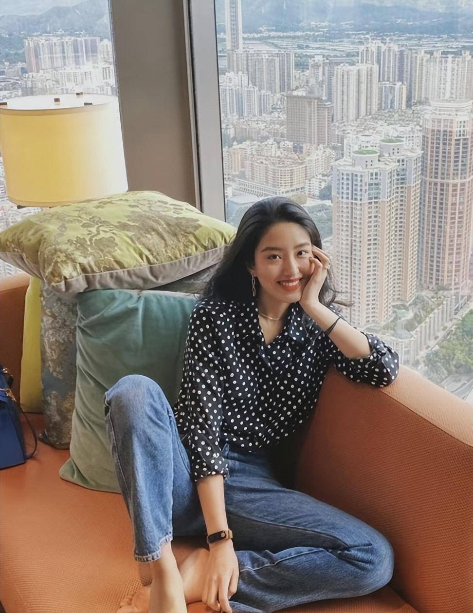 不愧是带货女王,看看杨采钰的法式穿搭,知性,大方,休闲_黑色_风格