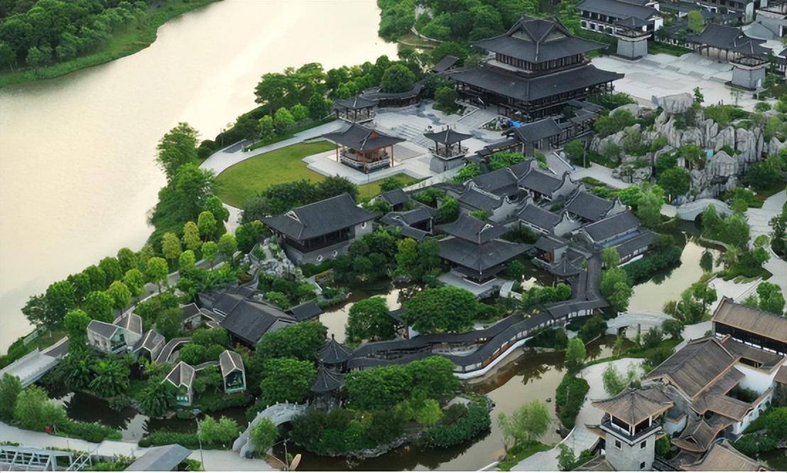 广府园 · 鸟瞰全景图南侧水庭中央的画舫,借鉴东莞可园的平亭造型