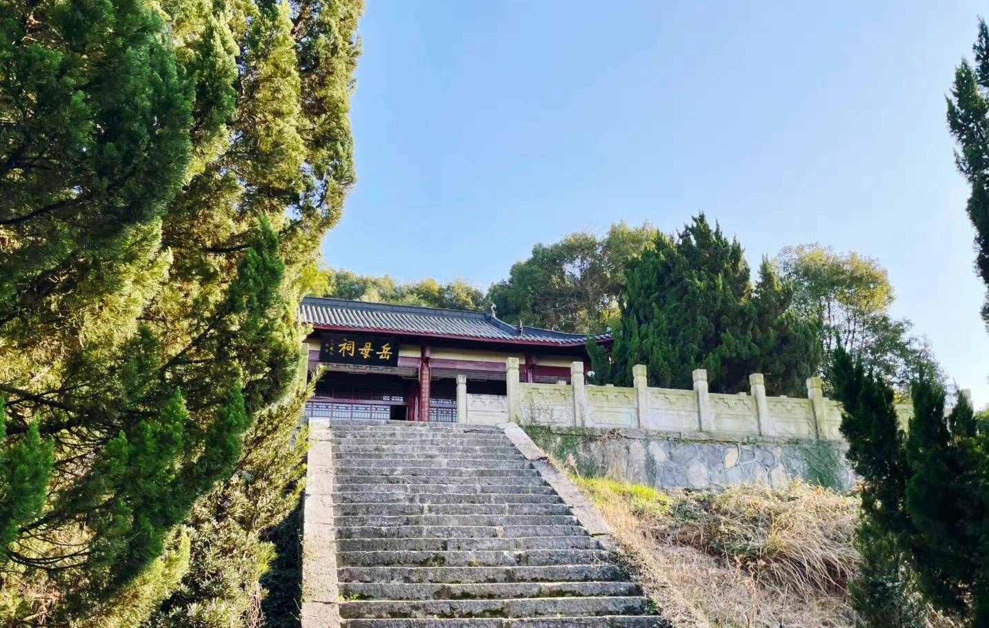 在庐山西麓有一座古墓,墓主正是当年刺下"精忠报国