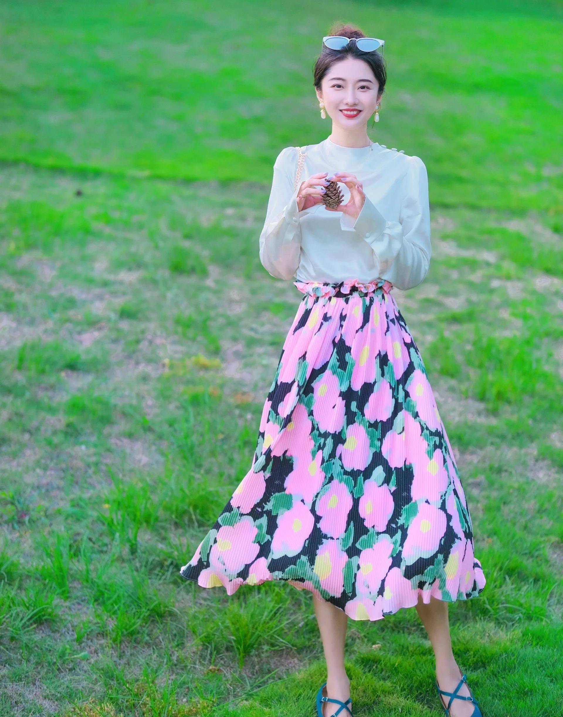 气质女人拍照时应该保持优雅的姿势,拍照时他温柔又好看_照片_镜头