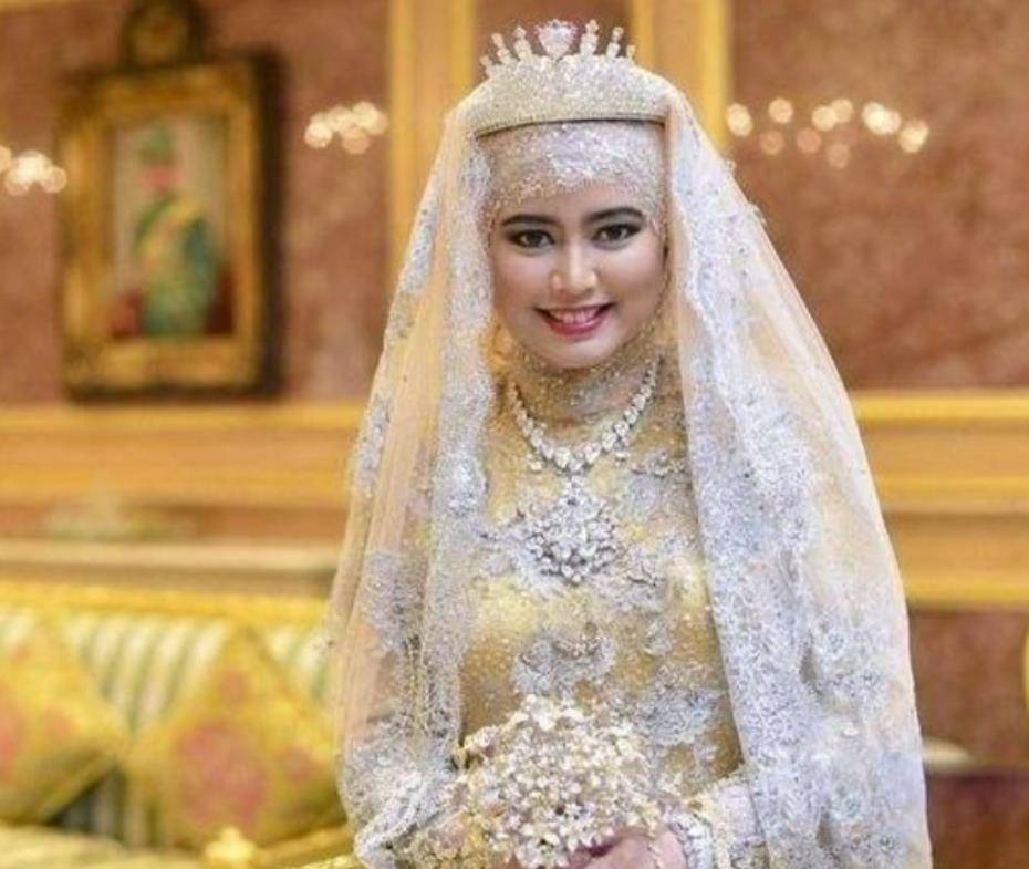 文莱嫡公主下嫁平民公务员,戴全套祖母绿首饰,合坐黄金宝台_婚礼_萨拉