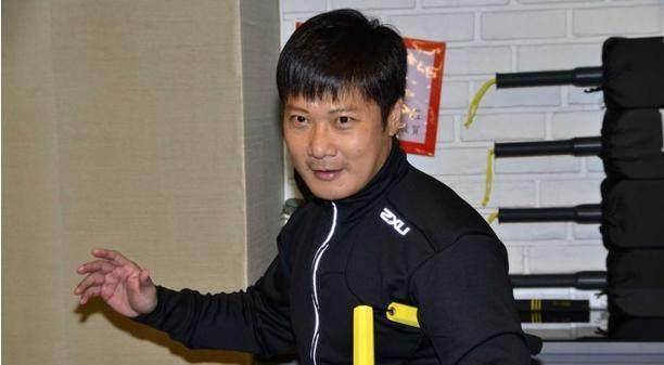 18岁出道拍打戏,成龙唯一承认的替身,今一身伤病无人识!