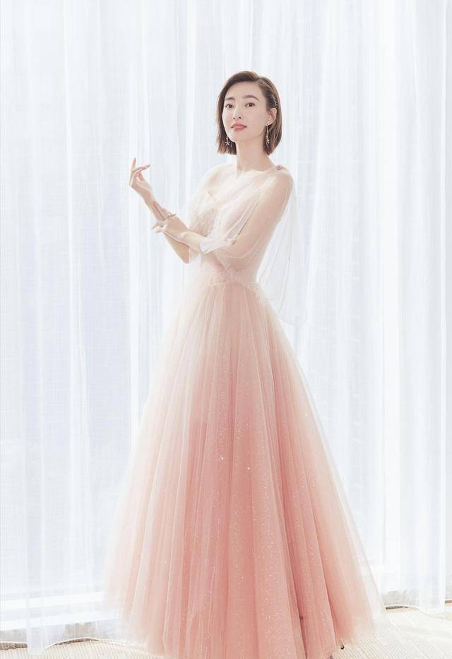 35岁的王丽坤头扎丸子头,身穿橘色连衣裙,不显老意,反显年轻!