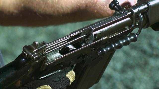 fn fal的全自动和半自动射击模式使得射手能够根据不同情况进行选择.