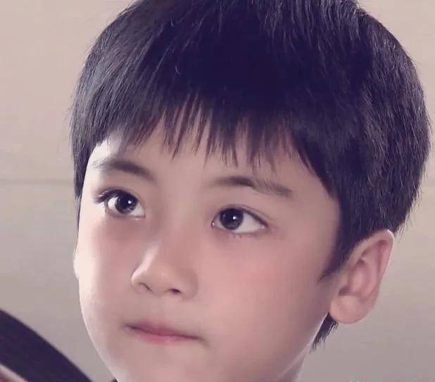 边程不光得到了奖,俊俏的样貌也让一些寻找小童星的导演印象深刻.