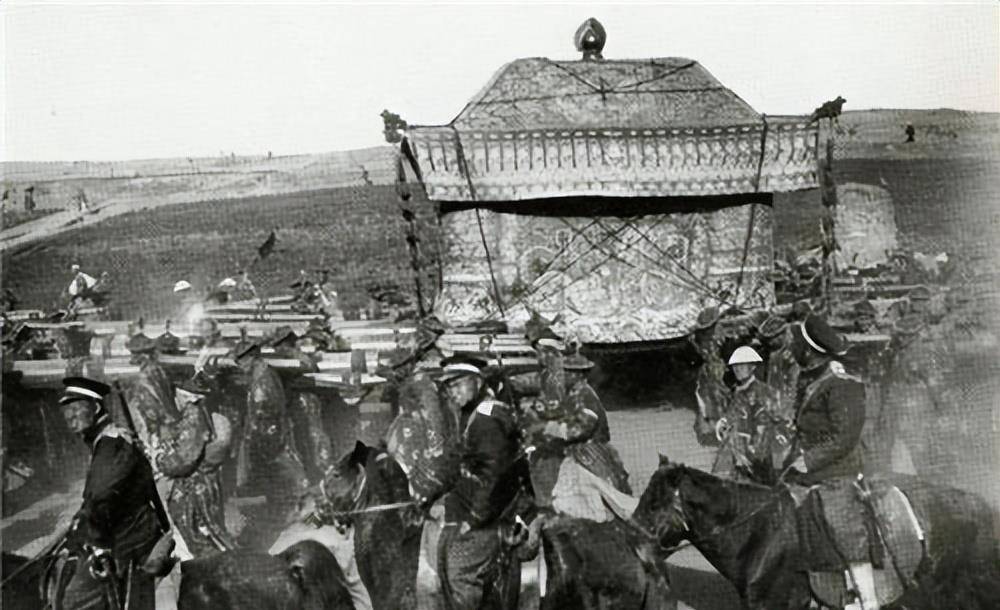 尽管朝廷的财力捉襟见肘,仍咬牙为他举行了国葬,葬礼办得轰轰烈烈.