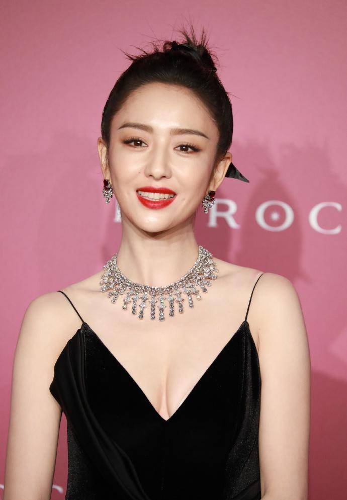 39岁佟丽娅出席活动,穿深v吊裙身材好,少女感十足_不知道_感觉_衣服