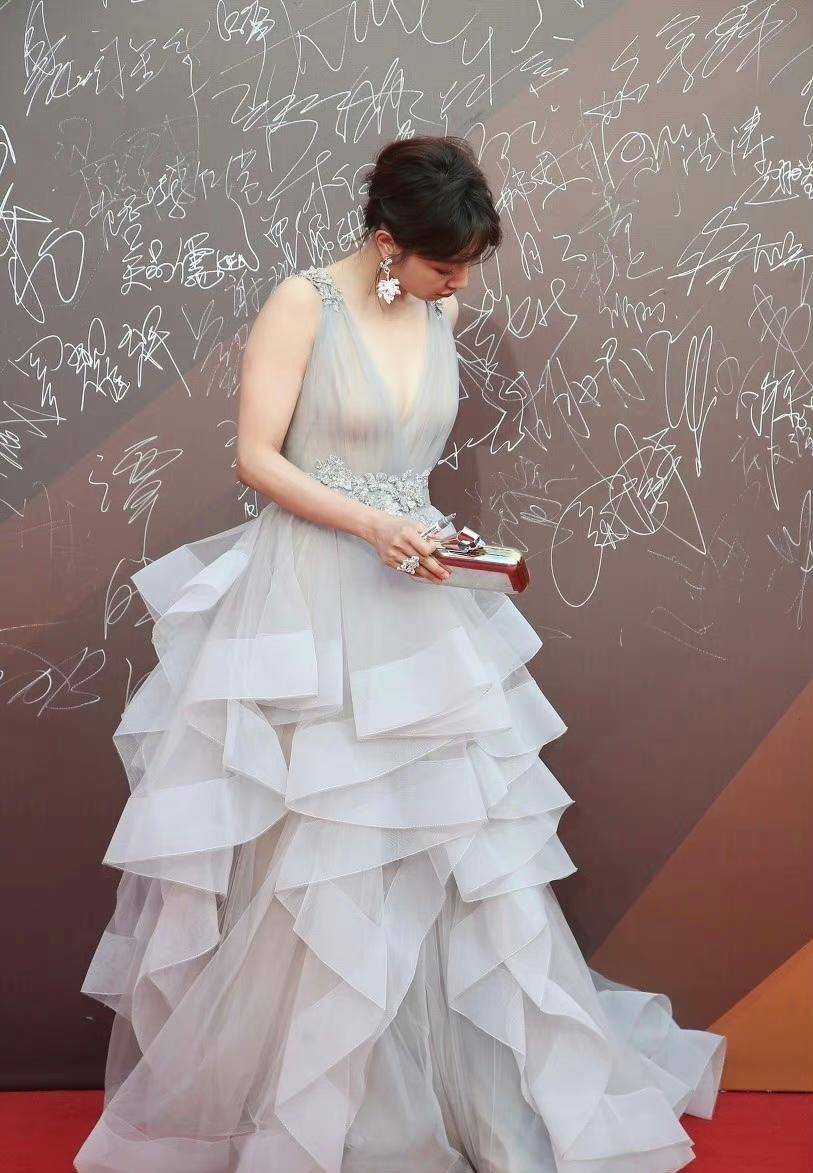 白百何真正掌握了"纯欲之风",穿深v连衣裙太惊艳了,身材也很有预见性