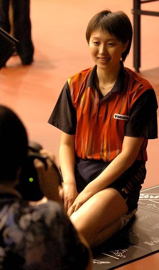 林菱发挥出色,3比0战胜队友李楠,第一次获得亚锦赛女单冠军,成为亚洲