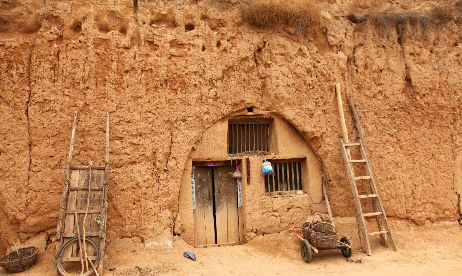 瘫坐在杂乱的稻草上,身上散发的恶臭味充斥着狭小又不透风的破窑洞