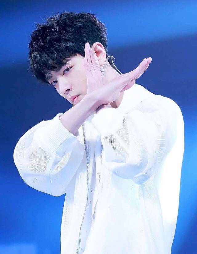 肖战踏步"歪头杀"太绝,官媒深夜转发肖战视频,粉丝表示太棒_新剧_余生