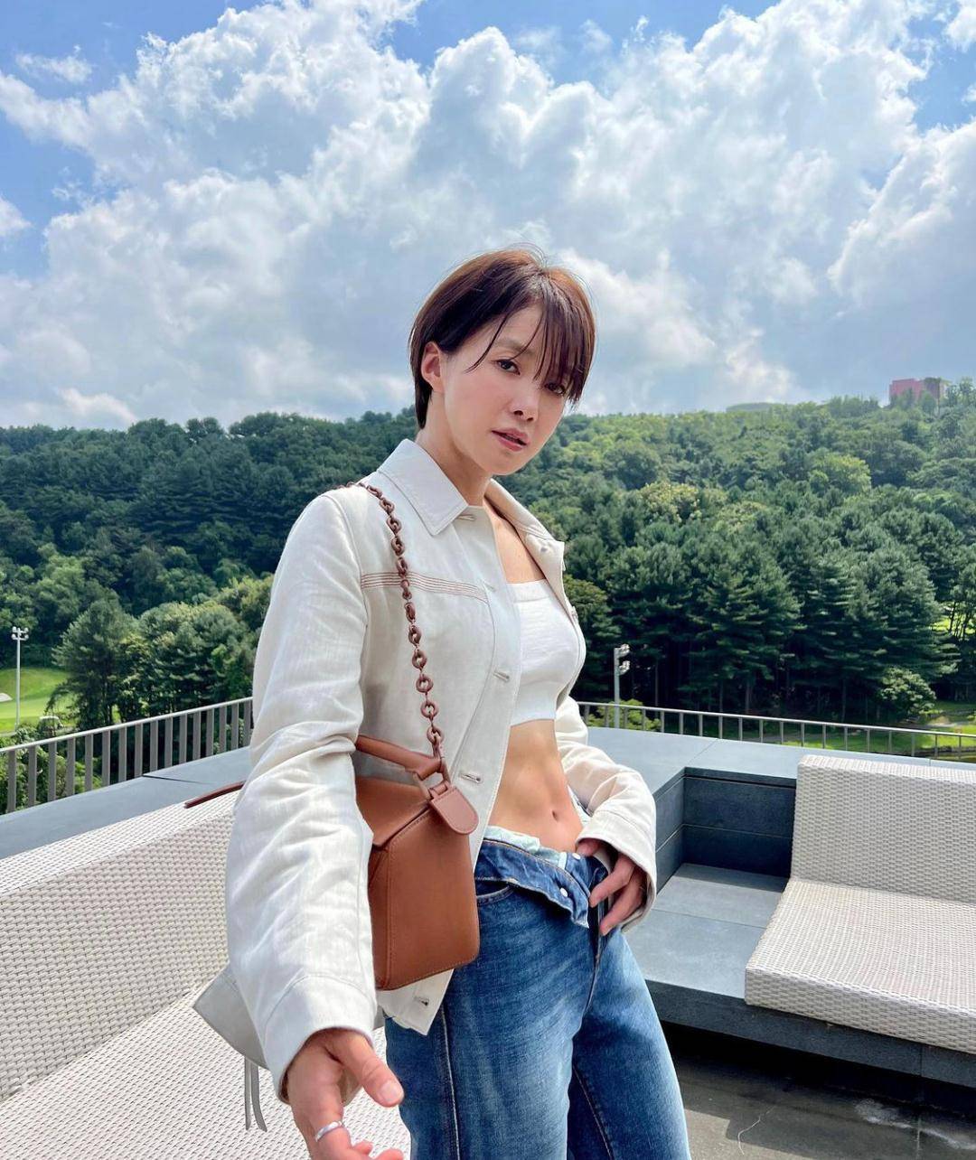 42岁韩女演员李诗英不拼白幼瘦拼腹肌!