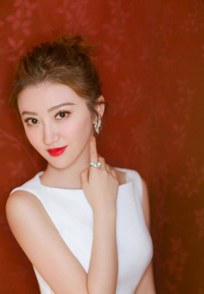 景甜颜值又上了新台阶,身穿白色连衣裙显得白皙甜美,皮肤白皙,气质