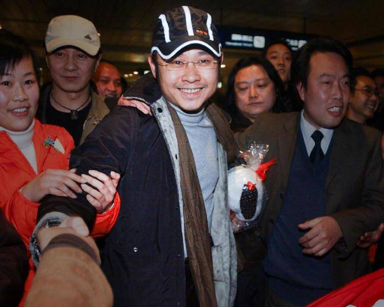 遥想当初,身为舞蹈演员的杨娜因为事业低落在酒吧喝酒,与刀郎一见钟情