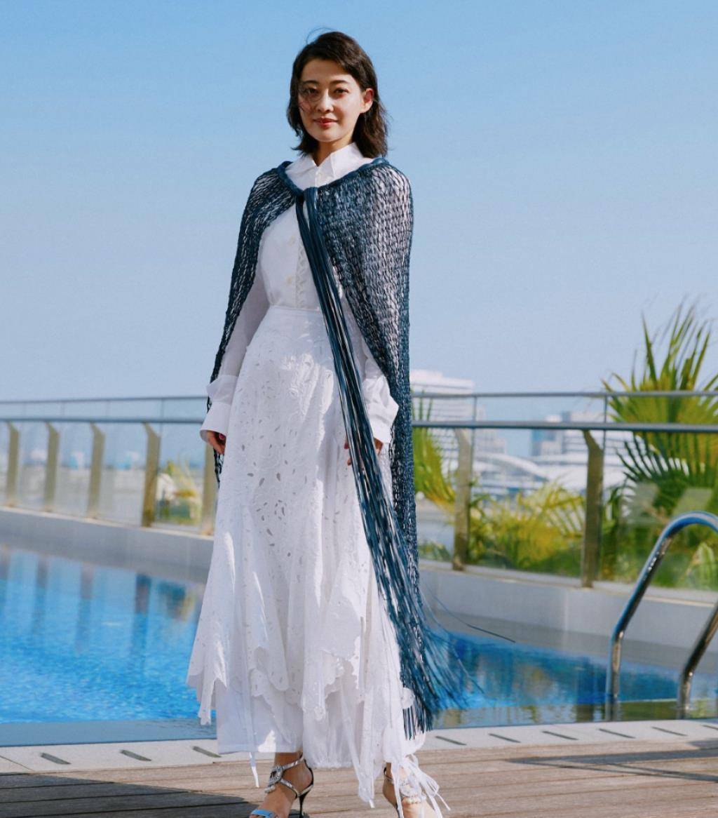 45岁梅婷晒浴室照,自己穿衣朴素发型很凌乱,俩娃的袜子倒挺花_白色