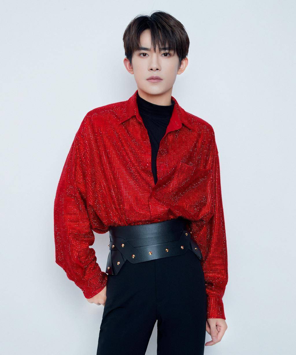 20岁易烊千玺帅出新高度!