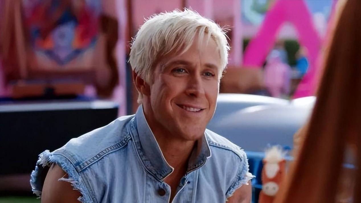 与此同时,芭比的男友肯也随她一起来到了现实世界.